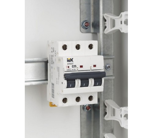 Выключатель автоматический трехполюсный M10N 3P C 25А 10кА ARMAT  AR-M10N-3-C025  IEK