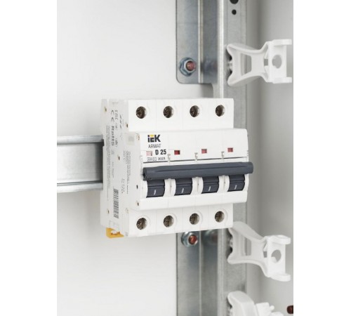 Выключатель автоматический четырехполюсный M06N 4P D 25А 6кА ARMAT  AR-M06N-4-D025  IEK