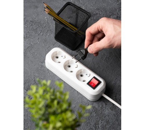 Удлинитель "Эксперт"  3 гнезда 3 метра 16А/3,5кВт с выключателем и заземлением ПВС 3х1 EKF PROxima  UBA16-310-3-03i  EKF