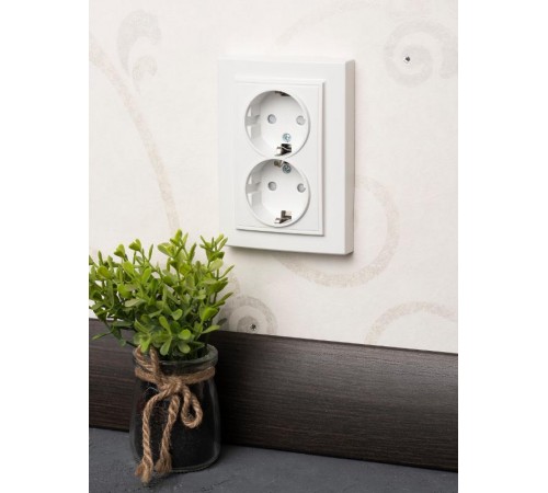 Минск Розетка 2-местная СП с заземлением 16А белая с защ. штор. EKF Basic  ERR16-128-100  EKF