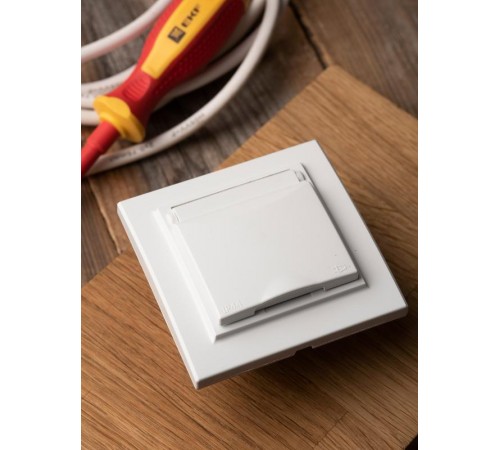 Минск Розетка 1-мест. СП с/з с крышкой 16А бел. с защ. штор. IP44 EKF  ERR16-029-100-44  EKF