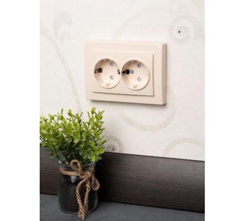 Розетка 2-мест. СП с/з 16А бежевый с защ. штор. Минск EKFERR16-128-200EKF