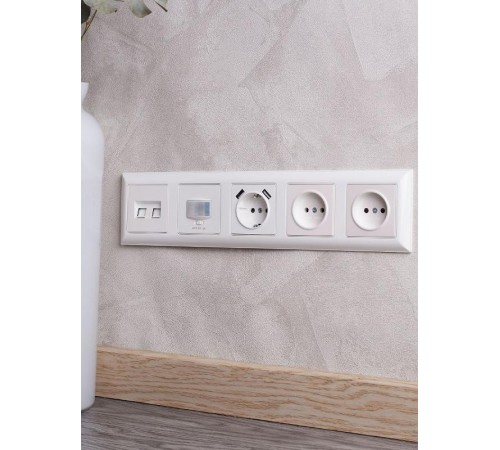 BRITE Рамка 5-ая РУ-5-Бр белый/белый  BR-M52-12-K01  IEK