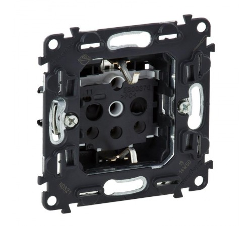 Valena Мех IN'MATIC Розетка с/з, со шторками, винт.зажим  753029  Legrand