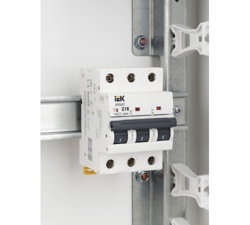Выключатель автоматический трехполюсный M06N 3P C 16А 6кА ARMAT  AR-M06N-3-C016  IEK