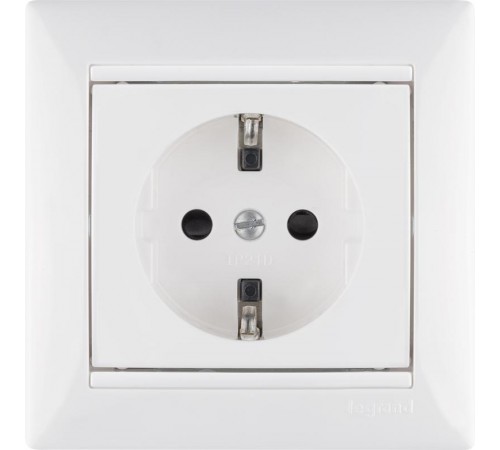 Valena DIY Белый Розетка 1-ая с/з с защитными шторками  694269  Legrand