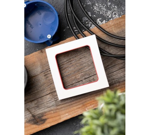 Стокгольм Рамка 1-местная белая с линией цвета красный PROxima  EXM-G-304-20  EKF