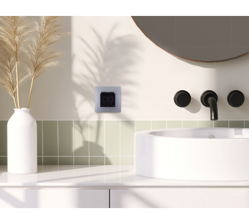 Розетка с заземлением IP44 - Legrand Etika - со шторками с защитной крышкой 16А 250В безвинтовые зажимы - алюминий  672426  Legrand