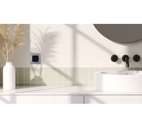 Розетка с заземлением IP44 - Legrand Etika - со шторками с защитной крышкой 16А 250В безвинтовые зажимы - алюминий  672426  Legrand