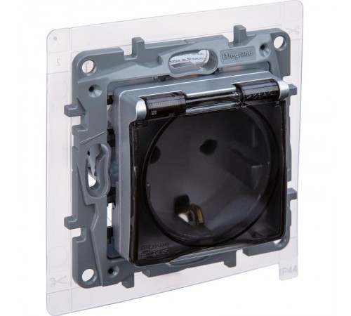 Розетка с заземлением IP44 - Legrand Etika - со шторками с защитной крышкой 16А 250В безвинтовые зажимы - алюминий  672426  Legrand