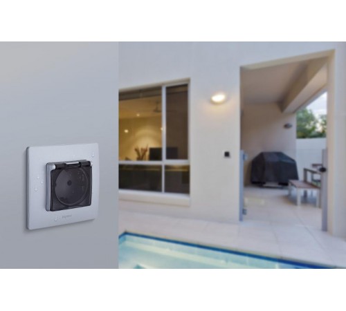 Розетка с заземлением IP44 - Legrand Etika - со шторками с защитной крышкой 16А 250В безвинтовые зажимы - алюминий  672426  Legrand