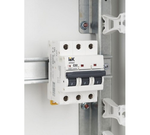 Выключатель автоматический трехполюсный M10N 3P C 32А 10кА ARMAT  AR-M10N-3-C032  IEK
