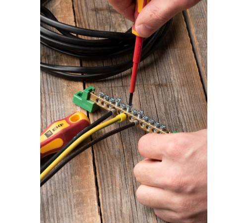 Шина "0" PE 6x9мм 12 отверстий латунь с контактной пластиной 2 зелёных угловых изолятора EKF PROximasn0-63-12-2-peEKF