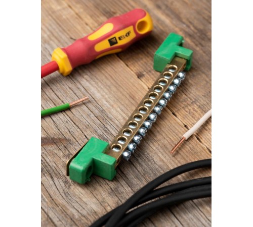 Шина "0" PE 6x9мм 12 отверстий латунь с контактной пластиной 2 зелёных угловых изолятора EKF PROximasn0-63-12-2-peEKF