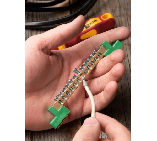 Шина "0" PE 6x9мм 12 отверстий латунь с контактной пластиной 2 зелёных угловых изолятора EKF PROximasn0-63-12-2-peEKF