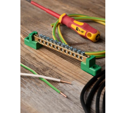 Шина "0" PE 6x9мм 12 отверстий латунь с контактной пластиной 2 зелёных угловых изолятора EKF PROximasn0-63-12-2-peEKF