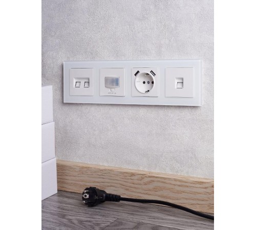 BRITE Рамка 4-ая РУ-4-2-Бр стекло белый матовый  BR-M42-G-31-K01  IEK