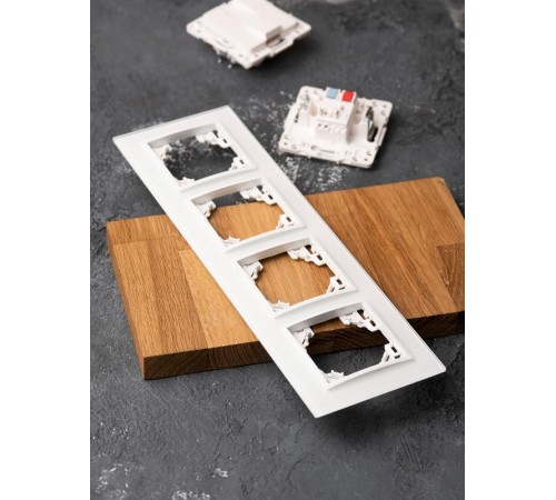 Минск Рамка 4-местная стеклянная белая Basic  ERM-G-404-10  EKF