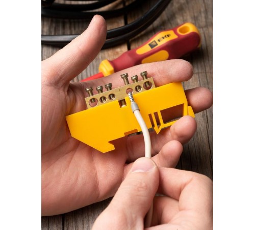 Шина "0" N (6х9мм) 6 отверстий латунь желтый изолятор на DIN-рейку EKF PROxima  sn0-63-06-dz  EKF