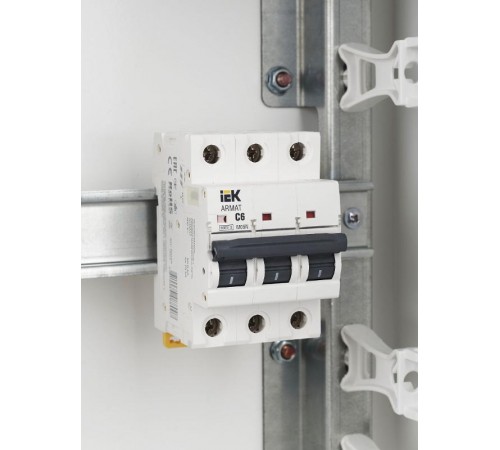 Выключатель автоматический трехполюсный M06N 3P C 6А 6кА ARMAT  AR-M06N-3-C006  IEK
