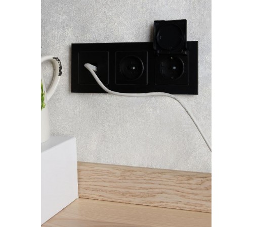 BRITE Рамка 3-ая РУ-3-2-Бр стекло черный матовый  BR-M32-G-31-K02  IEK