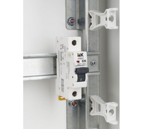 Выключатель автоматический однополюсный M06N 1P C 25А 6кА ARMAT  AR-M06N-1-C025  IEK