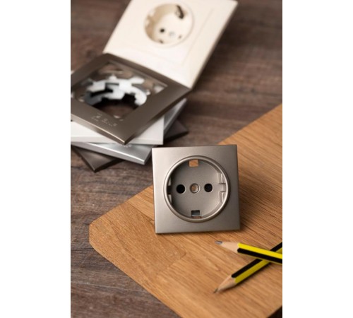 Валенсия лицевая панель розетки 1-местной с/з 16А кашемир с защ. штор. EKF PROxima   ESR16-L-028-40   EKF