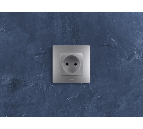 Etika Алюминий Розетка без заземления со шторками, винтовые клеммы  672434  Legrand