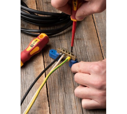 Шина "0" N (6х9мм) 4 отверстия латунь 2 синих угловых изолятора EKF PROxima  sn0-2-63-04  EKF