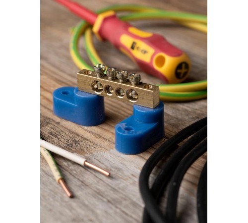 Шина "0" N (6х9мм) 4 отверстия латунь 2 синих угловых изолятора EKF PROxima  sn0-2-63-04  EKF