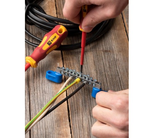 Шина "0" N (6x9мм) 10 отв. цинк 2 синих угловых изолятора  sn1-63-10-2  EKF