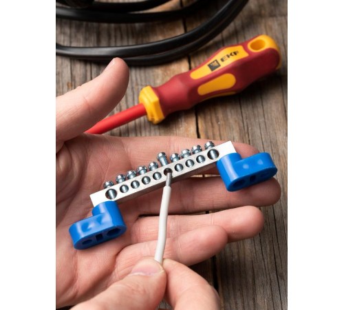 Шина "0" N (6x9мм) 10 отв. цинк 2 синих угловых изолятора  sn1-63-10-2  EKF