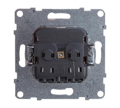 SUNO Силовая розетка 2К+З 16А 250В с защитными шторками.Безвинтовые зажимы. Цвет "Белый"  721120  Legrand