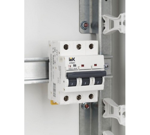 Выключатель автоматический трехполюсный M06N 3P B 6А 6кА ARMAT  AR-M06N-3-B006  IEK