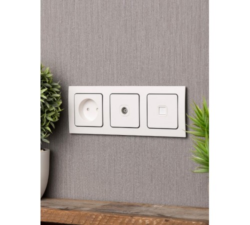 Стокгольм Рамка 3-местная белая с линией цвета черный PROxima  EZM-G-304-20  EKF