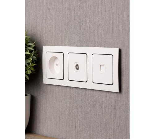 Стокгольм Рамка 3-местная белая с линией цвета черный PROxima  EZM-G-304-20  EKF