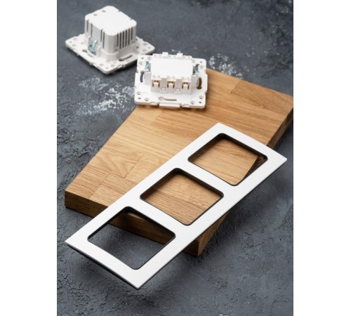 Стокгольм Рамка 3-местная белая с линией цвета черный PROxima  EZM-G-304-20  EKF