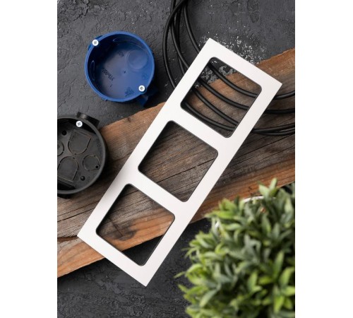 Стокгольм Рамка 3-местная белая с линией цвета черный PROxima  EZM-G-304-20  EKF