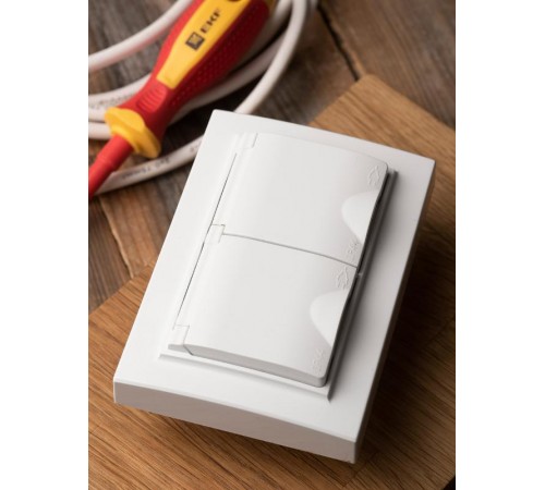 Минск Розетка 2-местная СП с/з с крышкой 16А белая с защ. штор. IP44  ERR16-129-200-44  EKF