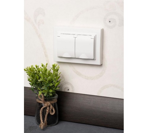 Минск Розетка 2-местная СП с/з с крышкой 16А белая с защ. штор. IP44  ERR16-129-200-44  EKF