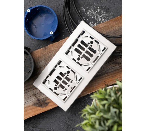 Минск Рамка 2-местная горизонтальная белая EKF  Basic  ERM-G-302-10  EKF