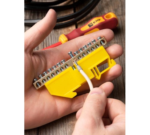 Шина "0" N (6х9мм) 14 отверстий латунь желтый изолятор на DIN-рейку EKF PROxima  sn0-63-14-dz  EKF