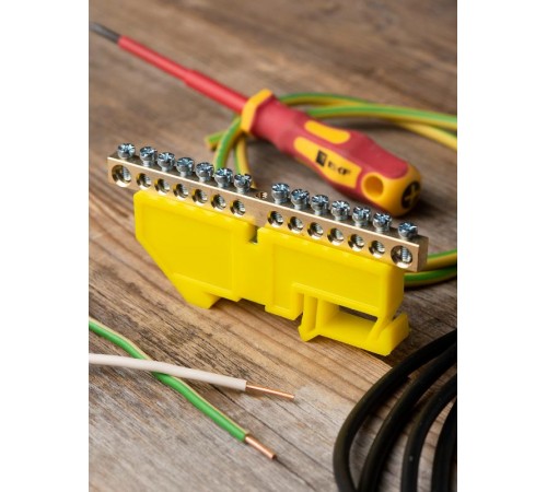 Шина "0" N (6х9мм) 14 отверстий латунь желтый изолятор на DIN-рейку EKF PROxima  sn0-63-14-dz  EKF