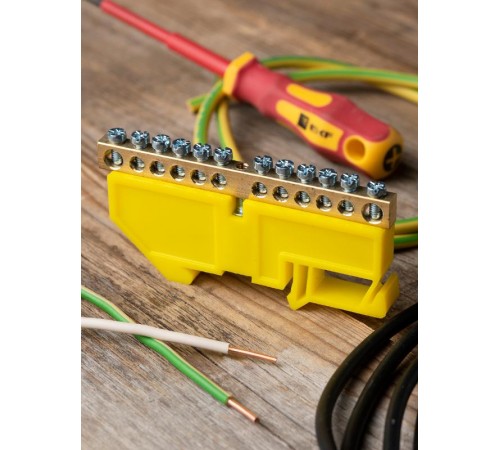 Шина "0" N (6х9мм) 12 отверстий латунь желтый изолятор на DIN-рейку EKF PROxima  sn0-63-12-dz  EKF