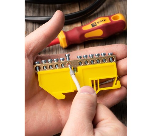 Шина "0" N (6х9мм) 12 отверстий латунь желтый изолятор на DIN-рейку EKF PROxima  sn0-63-12-dz  EKF