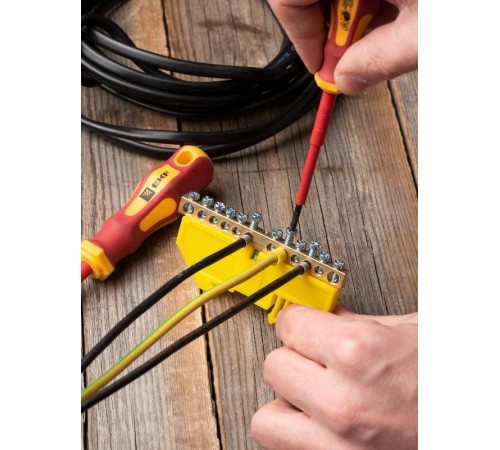 Шина "0" N (6х9мм) 12 отверстий латунь желтый изолятор на DIN-рейку EKF PROxima  sn0-63-12-dz  EKF