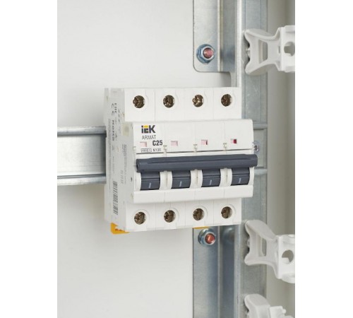 Выключатель автоматический четырехполюсный M10N 4P C 25А 10кА ARMAT  AR-M10N-4-C025  IEK