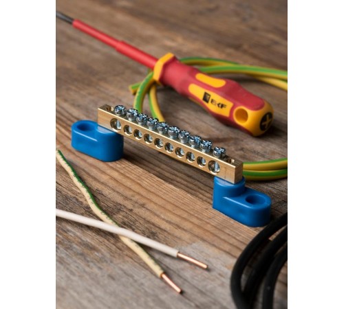 Шина "0" N (6х9мм) 10 отверстий латунь 2 синих угловых изолятора EKF PROxima  sn0-2-63-10  EKF