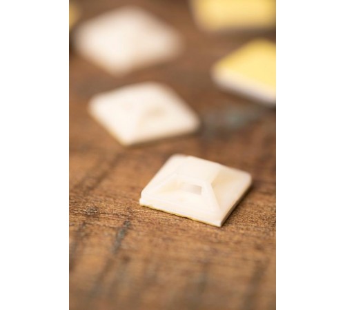 Площадка самоклеющаяся 20х20мм (упак 100 шт) EKF PROxima  plc-20x20  EKF