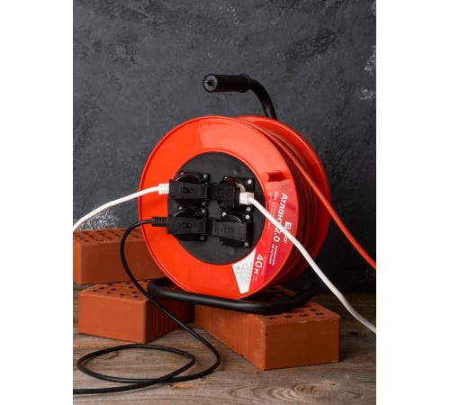 Удлинитель на катушке "Атлант 2.0" 4 гнезда 40м с заземлением ПВС 3*1,5 16А/3,5кВт IP44 PROxima  UKA02-16-315-4-40-IP44  EKF